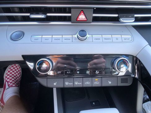 New 2025 Hyundai Elantra Limited image 20