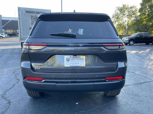 New 2025 Jeep Grand Cherokee Altitude image 8
