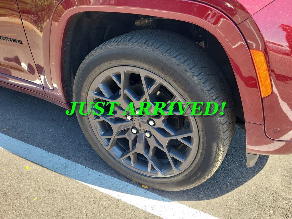 Used 2024 Jeep Grand Cherokee Summit AWD/4WD image 4