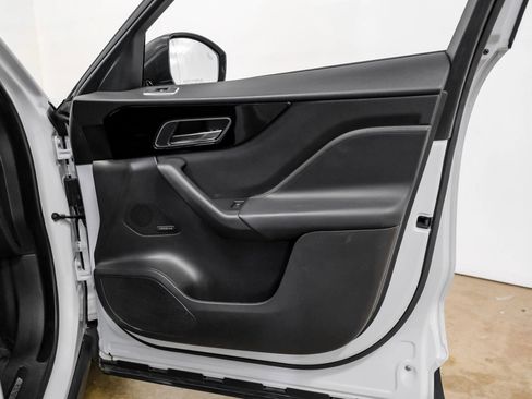 Used 2019 Jaguar F-PACE Premium image 39