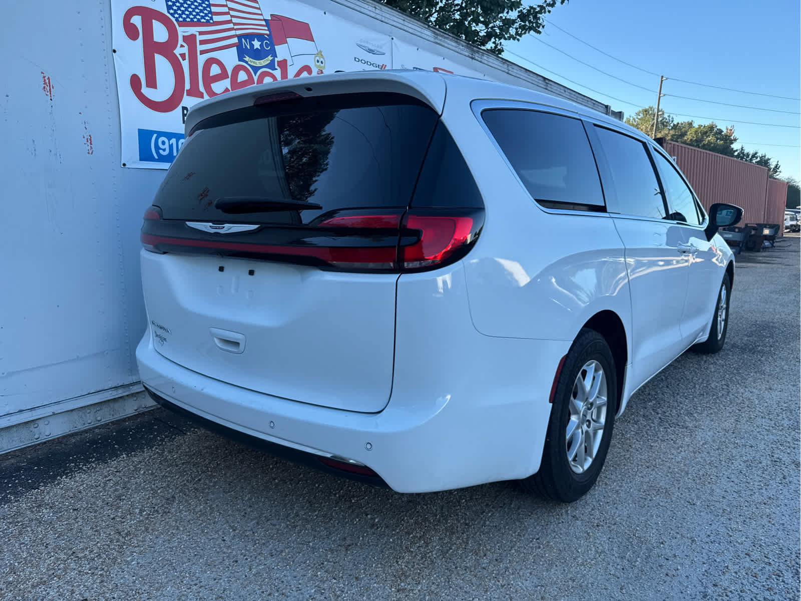 Used 2024 Chrysler Pacifica Touring-L FWD image 3
