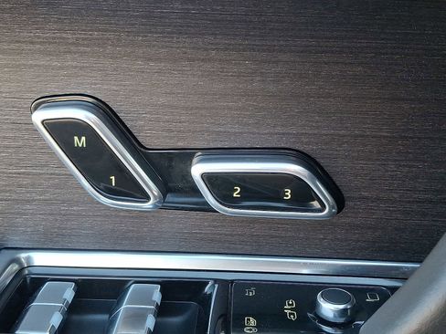 Used 2024 Land Rover Range Rover Long Wheelbase SE image 26