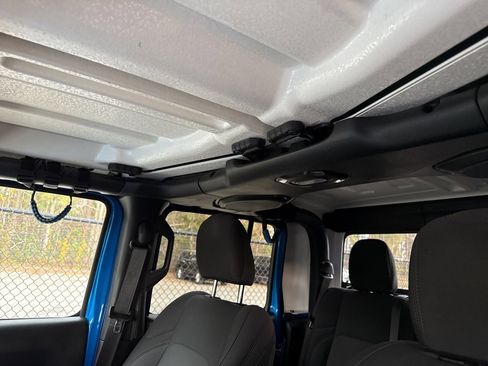 Used 2022 Jeep Gladiator Willys image 8