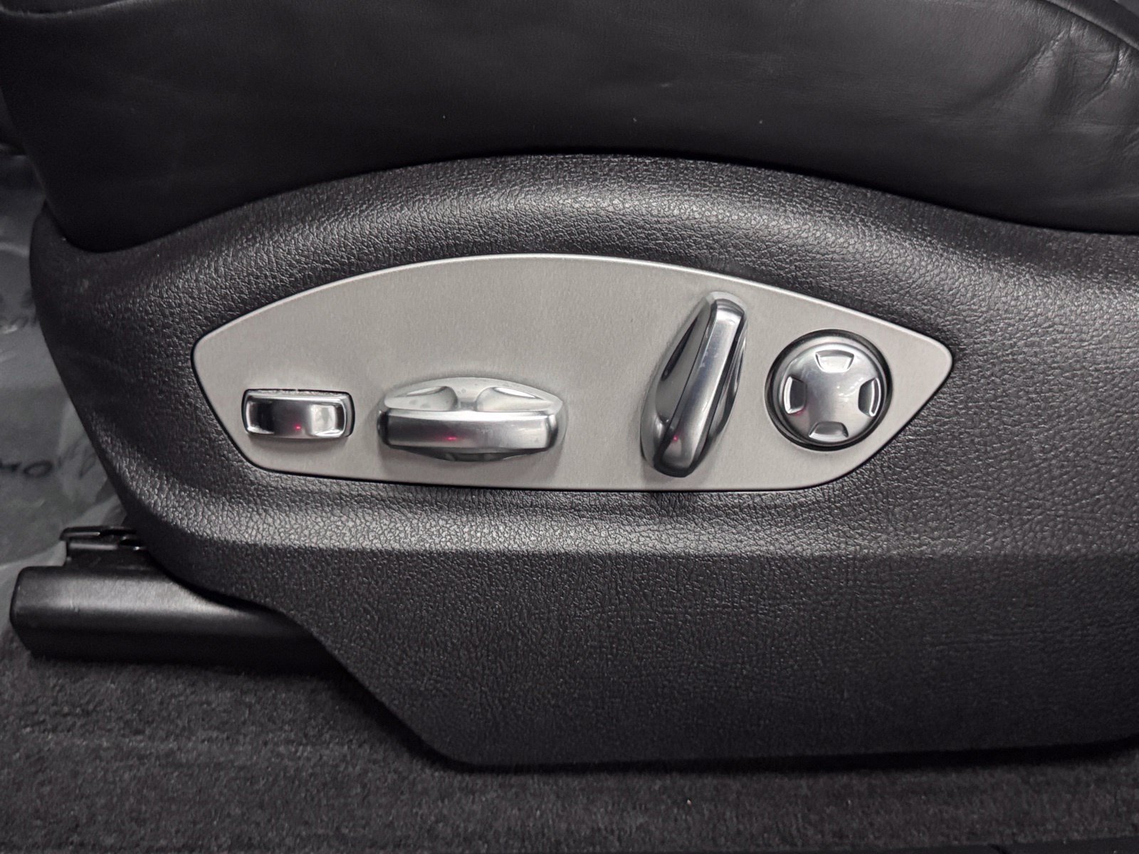 Used 2024 Porsche Macan AWD/4WD image 23