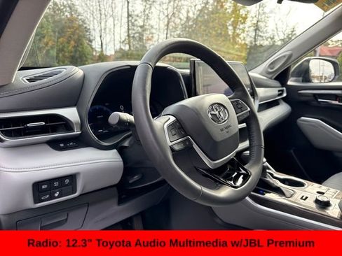 Used 2024 Toyota Highlander Platinum image 13