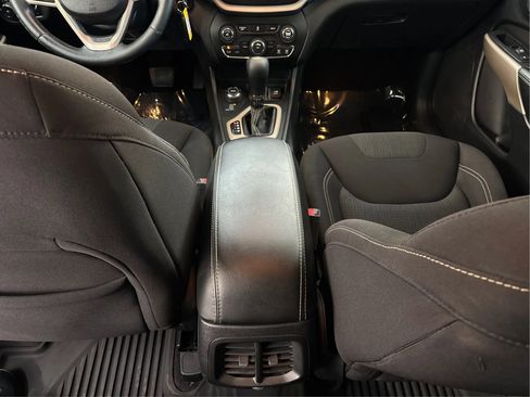 Used 2017 Jeep Cherokee Latitude AWD/4WD image 22