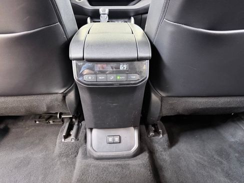 Used 2021 Toyota Highlander XLE AWD/4WD image 25
