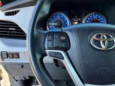 Used 2018 Toyota Sienna XLE Premium FWD image 11
