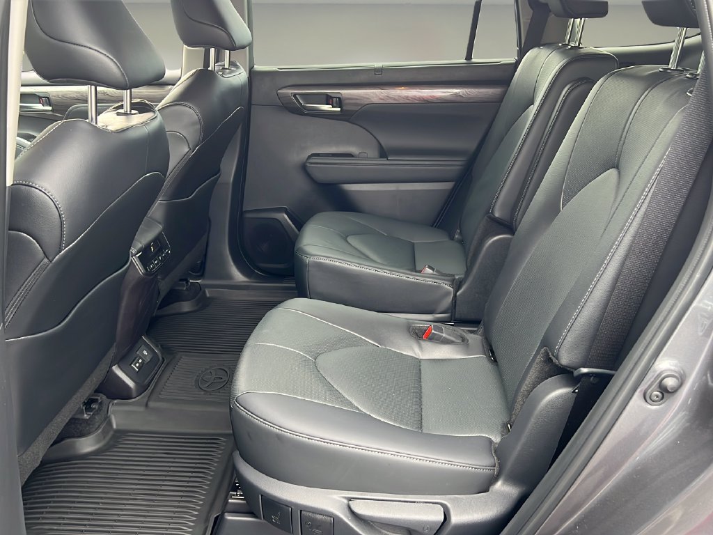 Used 2025 Toyota Highlander Limited FWD image 12