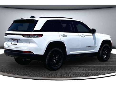 Used 2025 Jeep Grand Cherokee Altitude RWD image 17