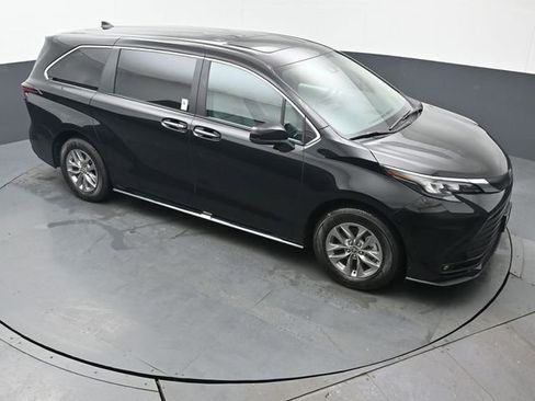Certified 2025 Toyota Sienna XLE image 52
