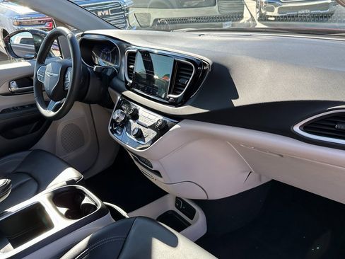 Certified 2024 Chrysler Pacifica Touring-L image 12