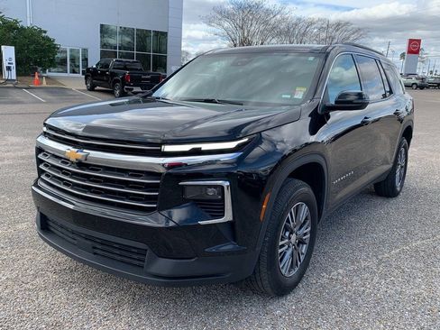 Used 2025 Chevrolet Traverse LT image 4