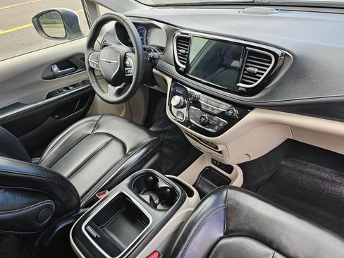 Used 2023 Chrysler Pacifica Touring-L FWD image 10
