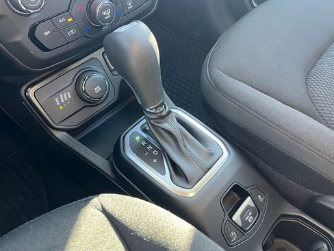 Used 2023 Jeep Renegade Latitude w/ Premium Group image 18