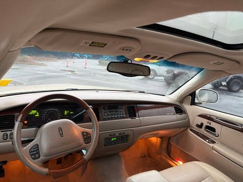 Used 2001 Lincoln Town Car Signature RWD image 10