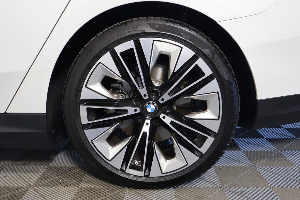 Used 2025 BMW i5 eDrive40i w/ Executive Package RWD image 16