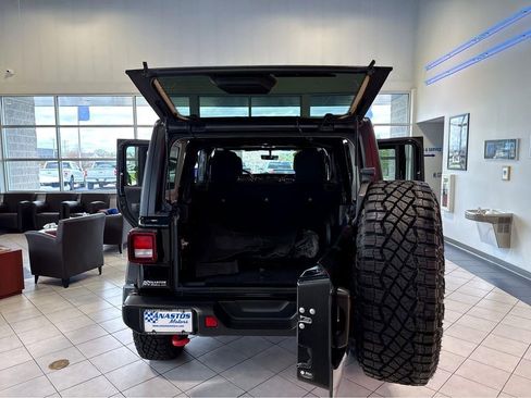 Used 2023 Jeep Wrangler Unlimited Rubicon w/ Cold Weather Group AWD/4WD image 11