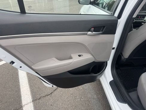 Used 2017 Hyundai Elantra SE FWD image 28