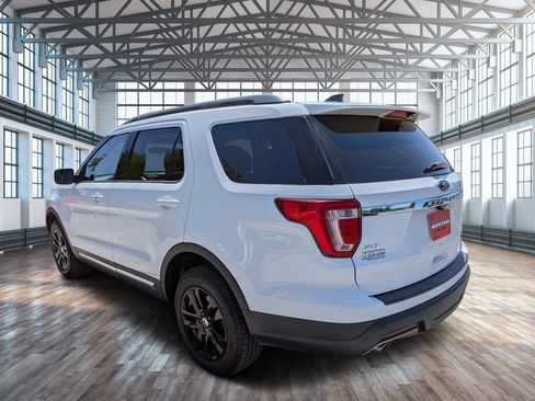 Used 2018 Ford Explorer XLT AWD/4WD image 6
