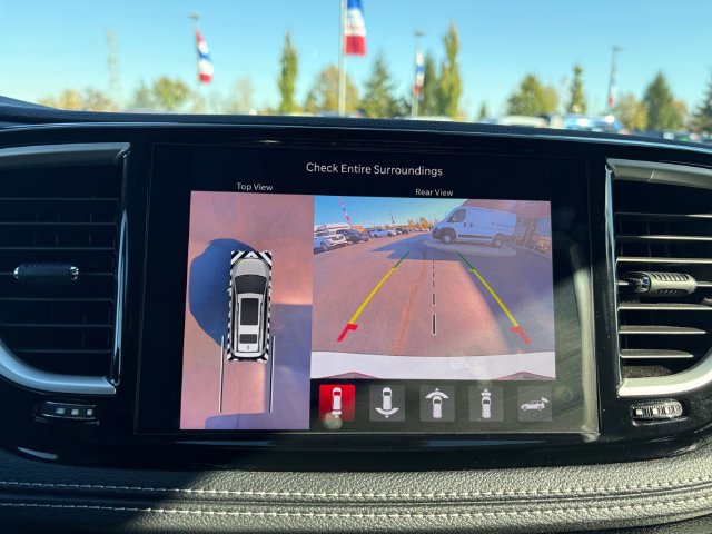 Used 2023 Chrysler Pacifica Touring-L FWD image 28