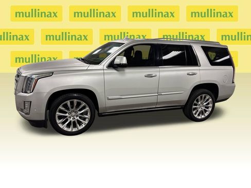 Used 2020 Cadillac Escalade Premium Luxury AWD/4WD image 9