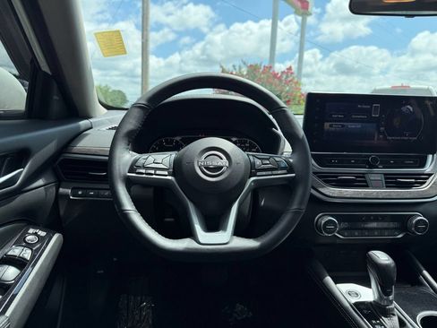 Used 2025 Nissan Altima 2.5 SL FWD image 14