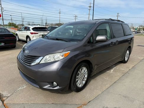 Used 2012 Toyota Sienna XLE image 5