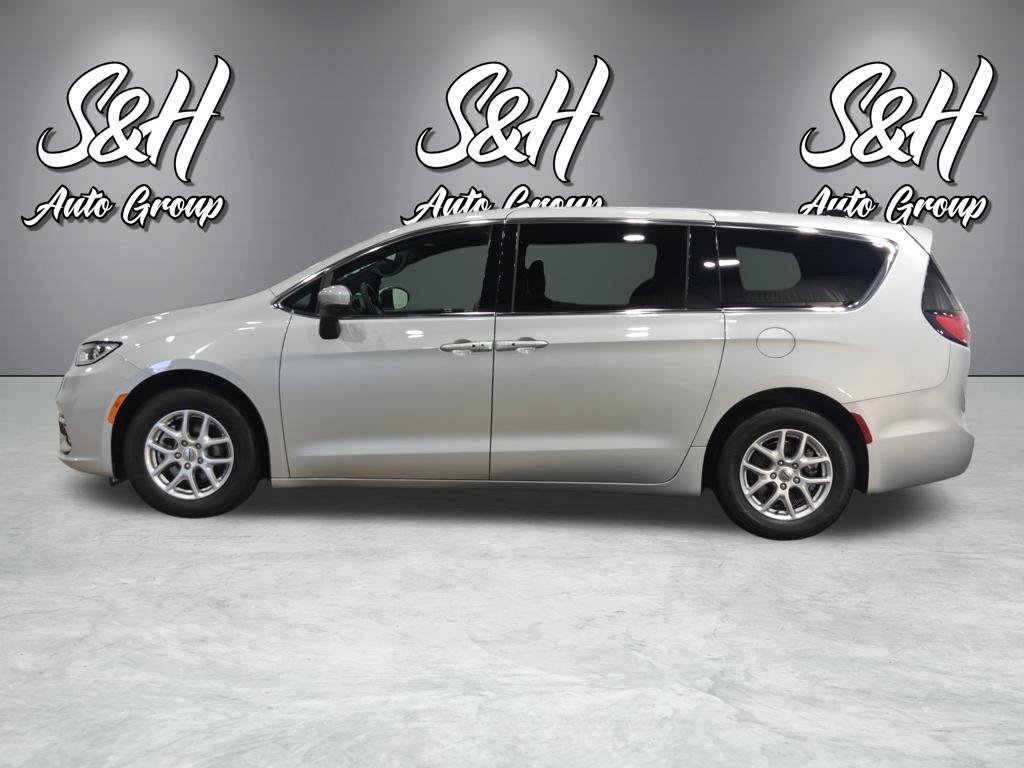 Used 2023 Chrysler Pacifica Touring FWD image 13