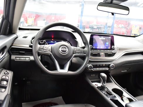 Used 2025 Nissan Altima 2.5 SV FWD image 8