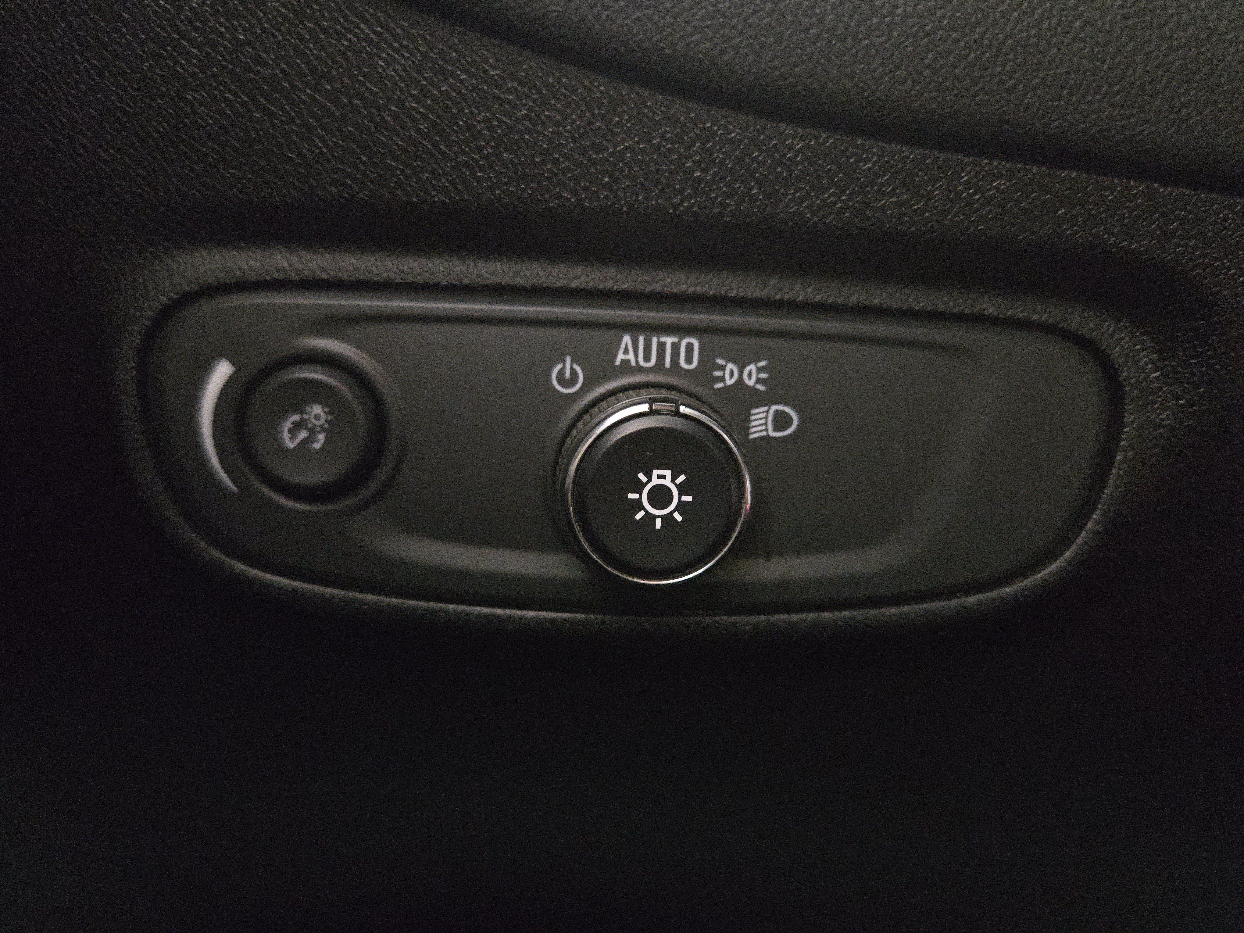 Used 2018 Chevrolet Equinox LS AWD/4WD image 24
