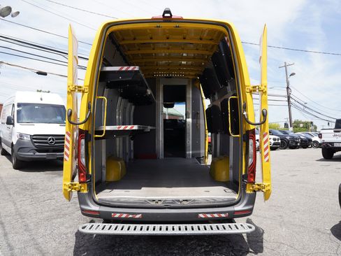 Used 2021 Mercedes-Benz Sprinter 2500 image 12