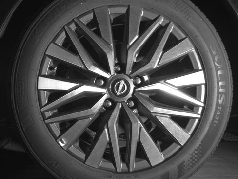 Used 2025 Nissan Altima 2.5 SV FWD image 14