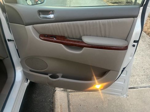 Used 2004 Toyota Sienna XLE image 24