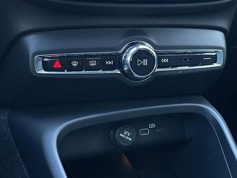 Used 2025 Volvo XC40 B5 Core image 18