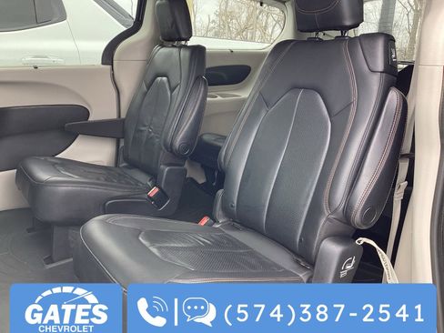 Used 2020 Chrysler Pacifica Touring-L image 16