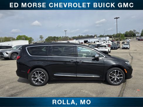 Used 2022 Chrysler Pacifica Limited w/ Uconnect Theater Family Group AWD/4WD image 2