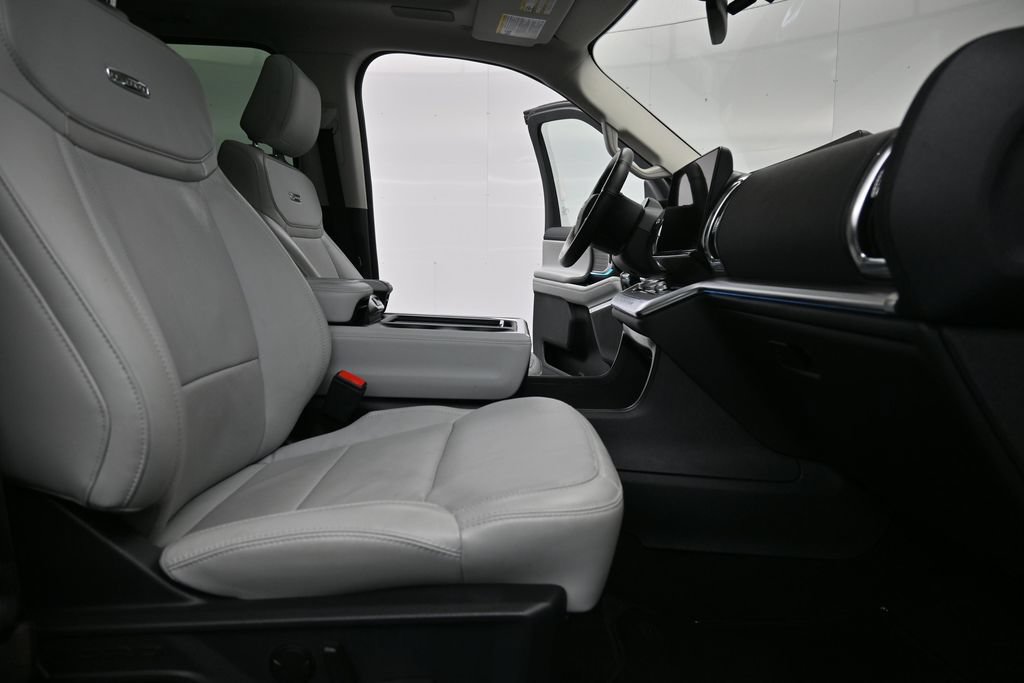 Used 2025 Ford Expedition Platinum w/ Driver's Package AWD/4WD image 18