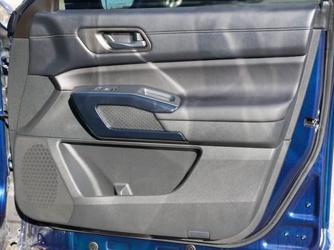 Used 2025 Nissan Pathfinder SV image 15