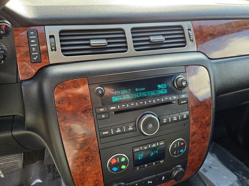 Used 2014 Chevrolet Suburban LT image 22