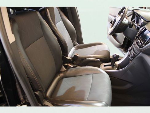 Used 2020 Chevrolet Trax LT w/ LT Convenience Package image 18