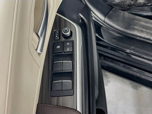 Used 2023 Toyota Sienna Platinum AWD/4WD image 18