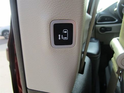 Used 2021 Chrysler Pacifica Touring-L image 23