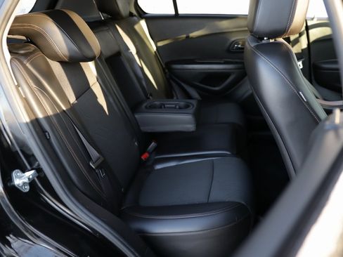 Used 2022 Chevrolet Trax LT w/ Midnight Edition image 25