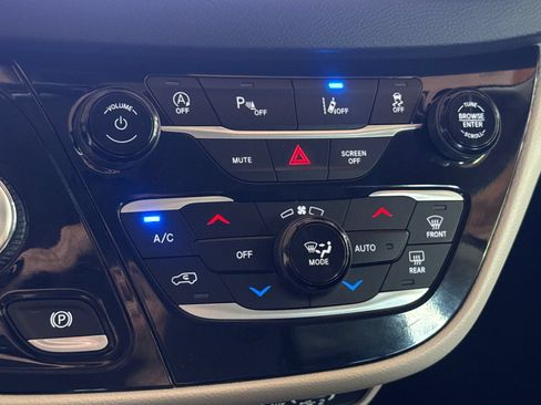 Used 2023 Chrysler Pacifica Touring-L FWD image 26