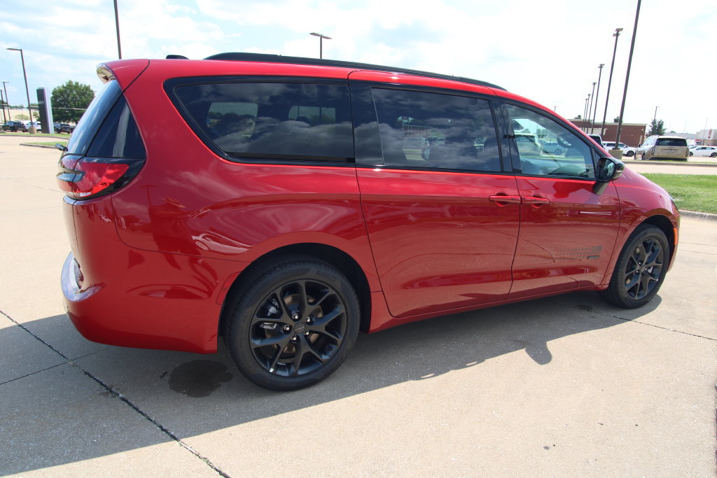 New 2027 Chrysler Pacifica Select AWD/4WD image 5