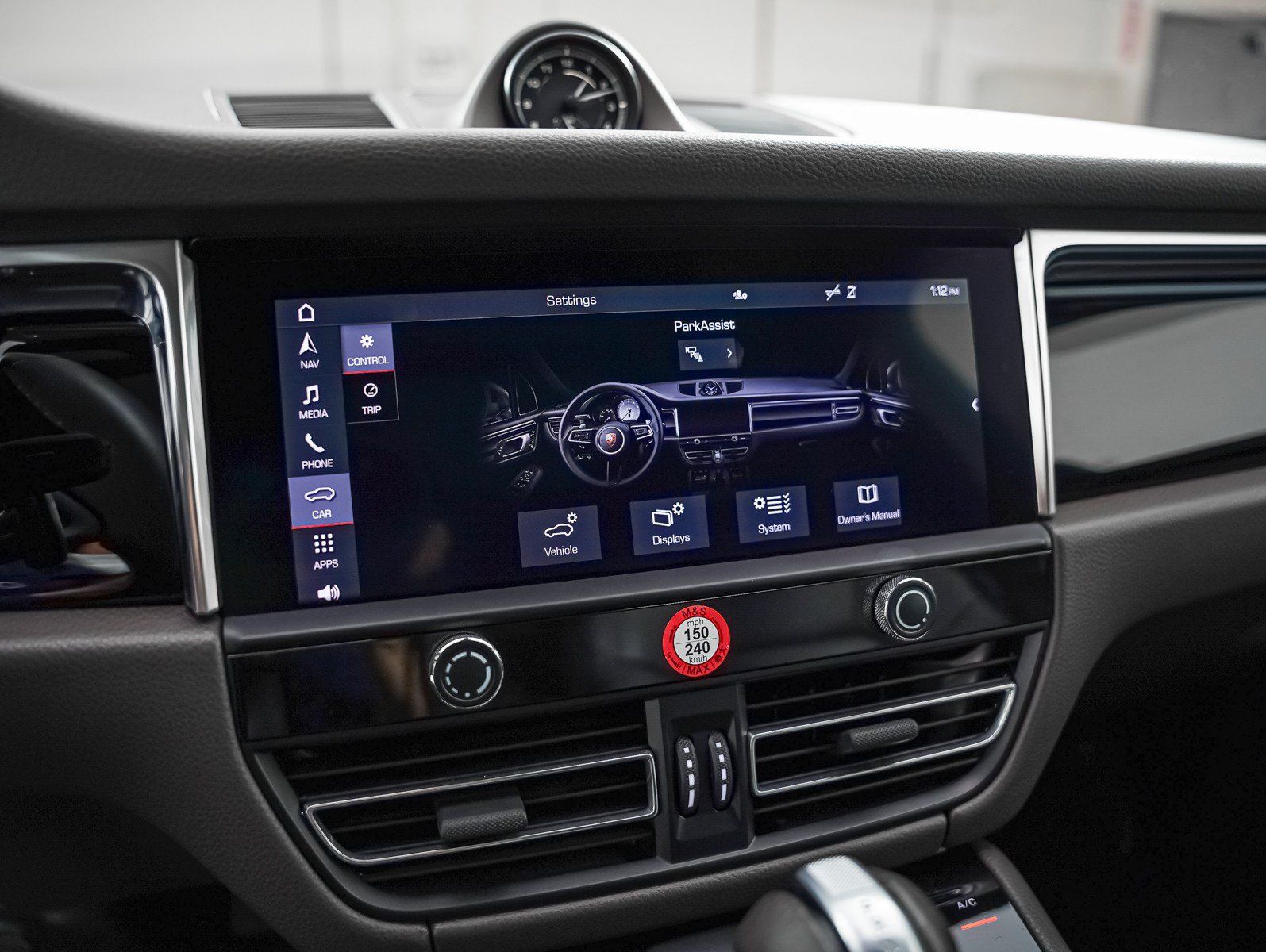 Certified 2024 Porsche Macan AWD/4WD image 25