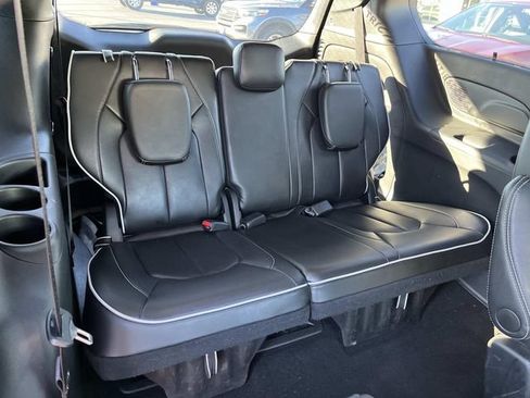 Used 2025 Chrysler Pacifica Limited FWD image 19
