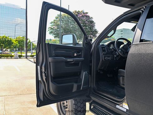 Used 2024 RAM 5500 4x4 Crew Cab image 21