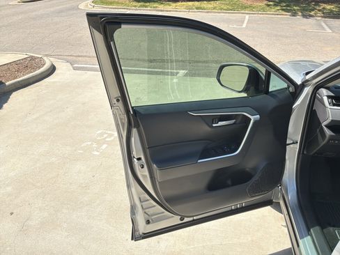 Used 2025 Toyota RAV4 XLE w/ Convenience Package image 14